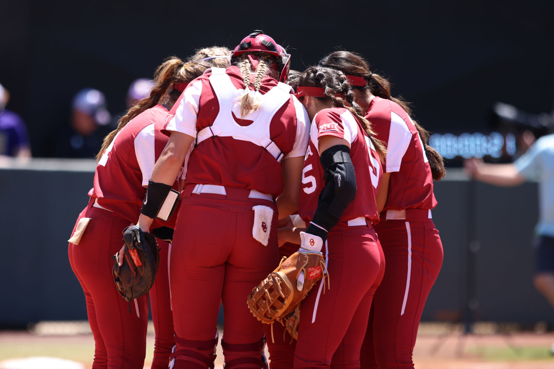 Sooners huddle